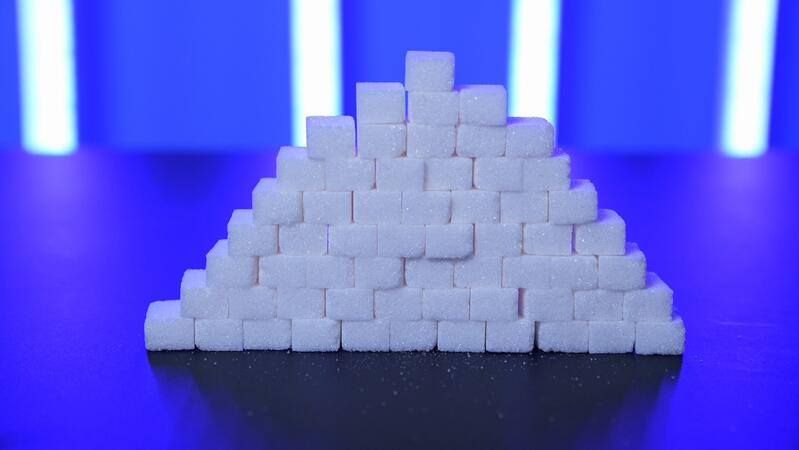 Une pyramide de sucre blanc